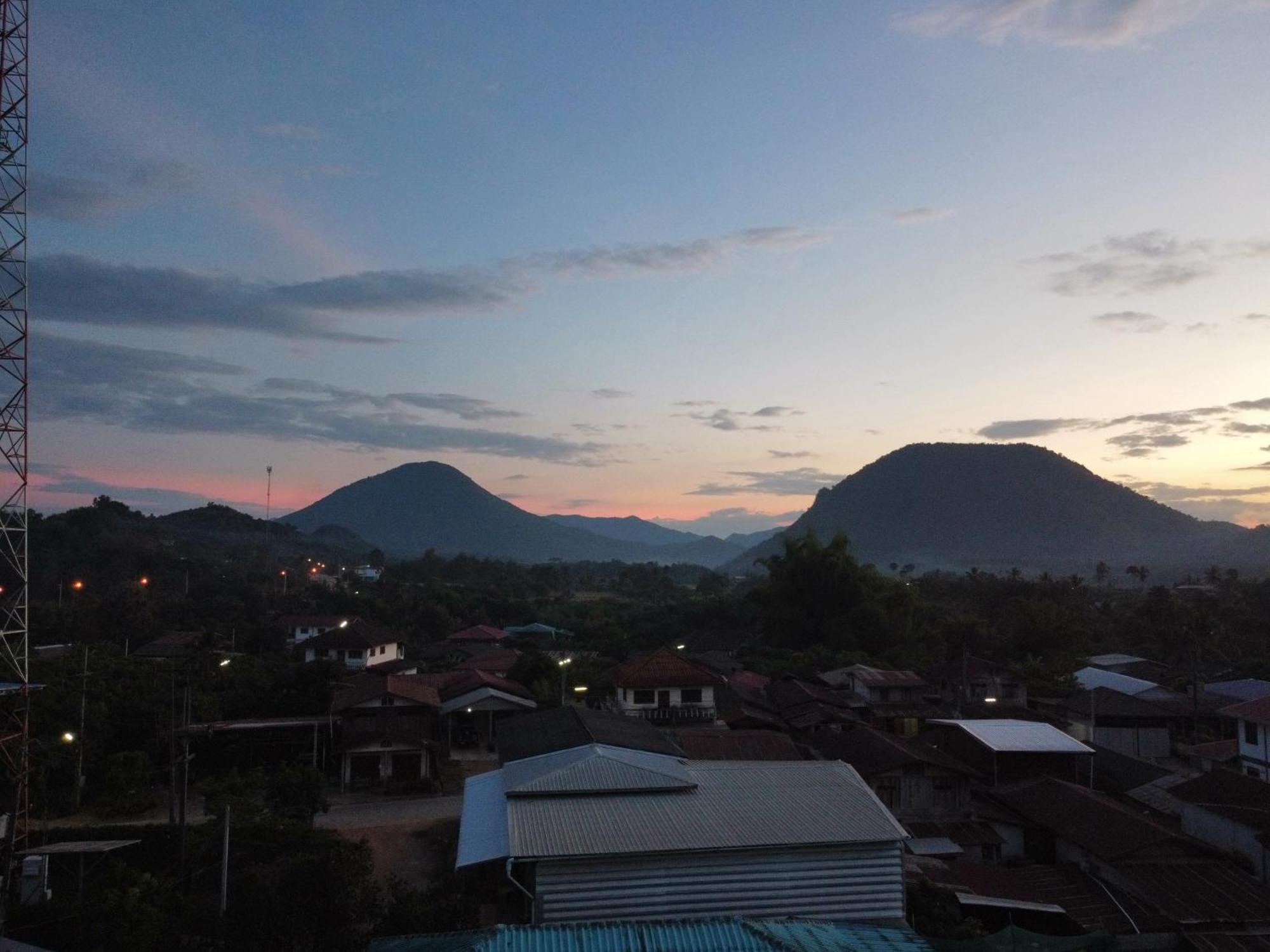 Positive Energy Homestay And Guide In Chiangkhan Chiang Khan Exterior photo